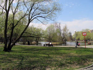 Gran estanque de Vorontsovo limpiado y adaptado para descanso de la gente.