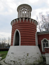 Portón de la finca antigua ya restaurado y reconocido como monumento histórico.