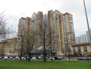 Edificio de vivienda moderno cerca del parque Vorontsovo en Moscú.