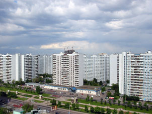 Viviendas construidas en la época de L.I.Brézhnev en el paseo Osenni Bulvar en Moscú.