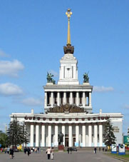 Pabellón principal de la Exhibición de Logros de la Economía Nacional en Moscú.