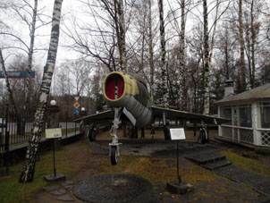 Avión de caza MiG-15 en la exposición al aire abierto en el Museo de Máquinas de Vadim Zadorozhny.