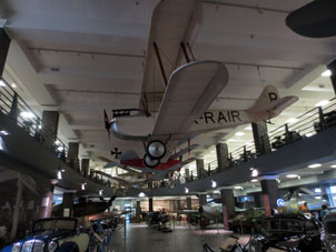 Exposición de muchos coches y aviones antiguos.