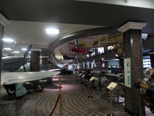 Motores para aviones, aviones, coches en la misma sala del Museo.