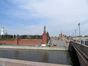 Vista al Kremlin (alcázar) de Moscú, Templo del Vasilio Placido y Plaza Roja desde el puente.