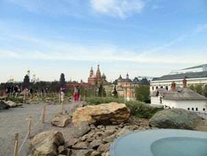 Vista al Kremlin (alcázar) desde el cerro del parque Zaryadie.
