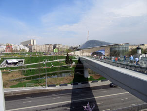 Vista desde el puente hacia el parque.
