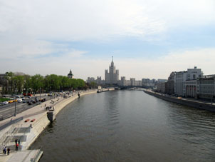 Vista desde el puente al rescacielos de Taganka.