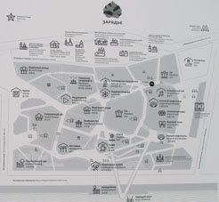 Mapa esquemático del parque Zaryadie en tres idiomas.