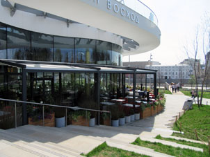 Un centro gastronómico (con sus restaurantes y cafés).