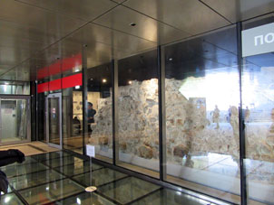 Fragmento de un muro antiguo en el museo de Zaryadie.