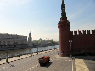 Volvemos por el mismo Gran Puente de Piedra mirando al Kremlin.
