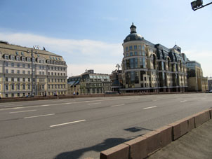 Hotel Balchug en la otra orilla del río Moscova.
