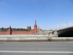 Volvemos al parqueo mirando al Kremlin y Catedral del Vasilio Placido.