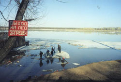 Primavera donde río Sarapulka influye en el río Kama. La pancarta dice "Salida sobre el hielo está prohibida"
