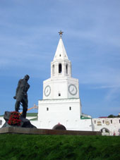 Monumento del héroe de la Segunda Guerra Mundial Musá Dzhalil frenre del Kremlin (alcázar) de Kazáñ. 