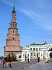 Palacio del Presidente de la República de Tatarstán (parte integrante de la Federación Rusa) y torre Siyumbike (la más antígua de sete Kremlin).