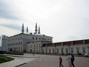 Edificios dentro del Kremlin (alcázar) de Kazáñ.
