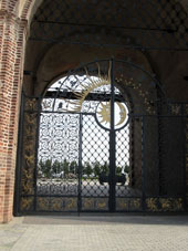 Portón de entranda en el Kremlin (alcázar) de Kazáñ.