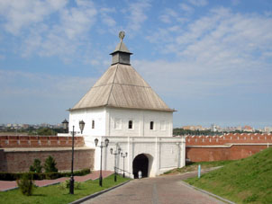 Una torre y murallas del Kremlin (alcázar) de Kazáñ.