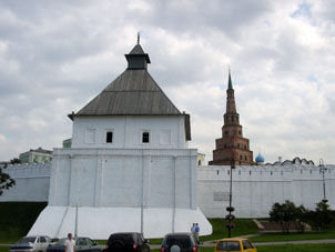 Muralla del Kremlin a fuera. La torre lejos es la más antigua, llamada Siumbike.
