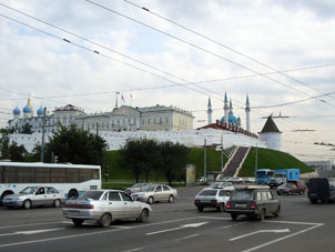 Kremlin (alcázar) de Kazáñ. Vista desde la ciudad.