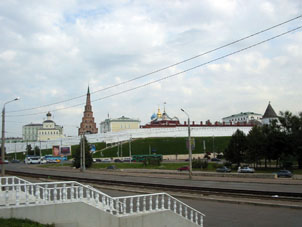 Kremlin (alcázar) de Kazáñ. Vista desde la ciudad.