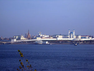 Vista al Kremlin desde la orilla opósita del rió Kazanka (tributario del Volga).