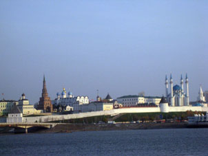 Vemos en el Kremlin de Kazáñ mesquita musulmana y catedral cristiano ortodoxo.