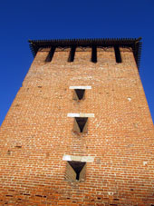 Una torre rectangular del alcázar.