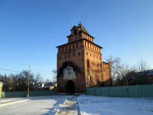 La torre del kremlin nos muestra la estructura con piedras de caliza por dentro y ladrillos a fuera.