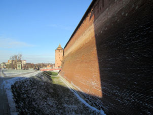 Foso, muralla surella y torre Marinkina del Kremlin (alcázar) de Kolomna.