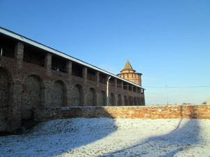 La muralla sureña y Torre Marinkina por dentro del Kremlin (alcázar) de Kolomna.