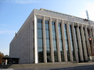 Palacio de Congresos construido en el período de L.I.Brézhnev para celebrar congresos de PCUS actualmente se utiliza como la sala de conciertos y espectáculos.