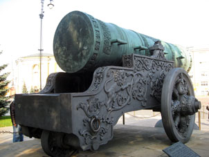 Rey-cañón tiene tubo de 5340 mm con calibre de 890 mm y peso de 40 toneladas. Peso del afuste es de 15 toneladas. Peso del núcleo (proyectil) es de 1 tonelada.