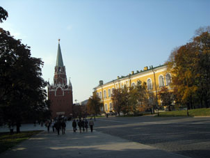 Cuartel del Regimiento Destacado de Kremlin (guardia residencial) y torre Kutafia con entrada en el Kremlin.