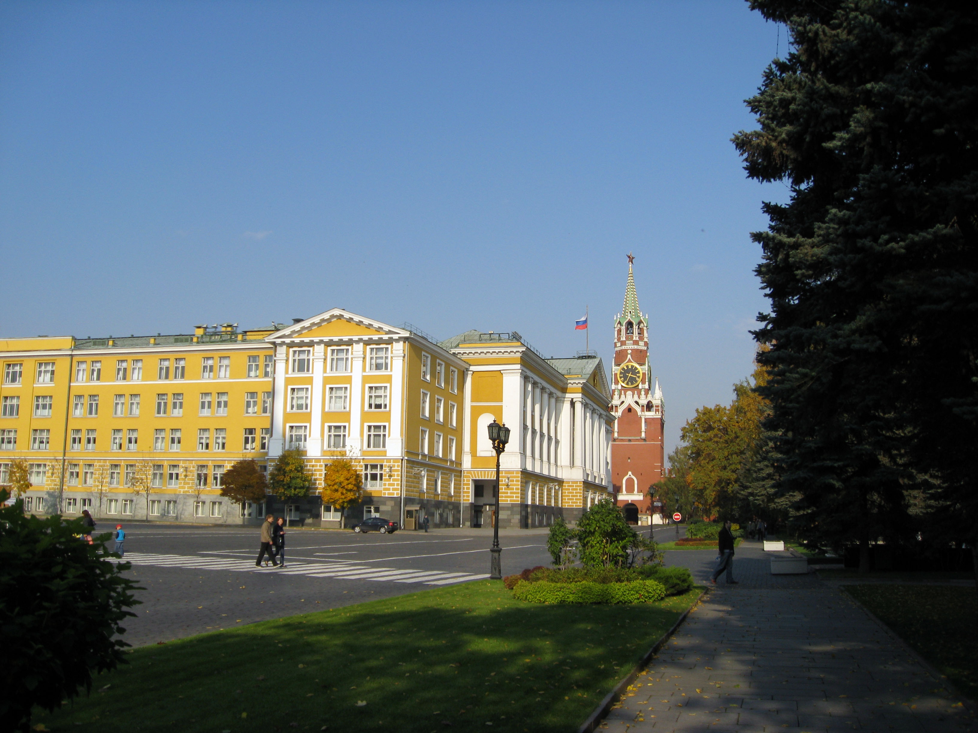 Palacio del Presidente de la Federación Rusa, torre Spásskaya con reloj principal del país, abeto, árbol conífero que está verde todo el año.