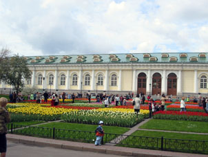 Manezh: hasta el año 1917 aquí estaba caballeriza del rey (zar), actualmente es el recinto de exhibiciones de artes.
