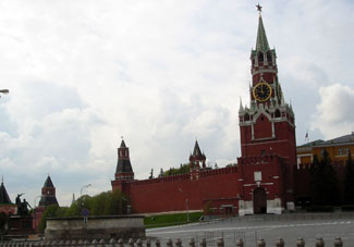 Puesto Frontal donde anunciaban Decretos de Rey (Zar) y Torre Spásskaya con el Reloj Principal de Rusia.