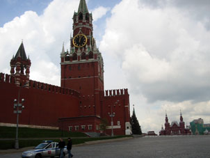 Torre Spásskaya con el reloj principal de Rusia.