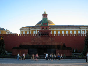 Mausoleo de V.I. Lenin, tumba de I.V. Stalin y otros líderes de PCUS ante de la mullalla del Kremlin y Palacio del Presidente de Rusia detrás.