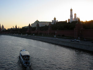 El Kremlin está en el banco izquierdo del río Moscú. 