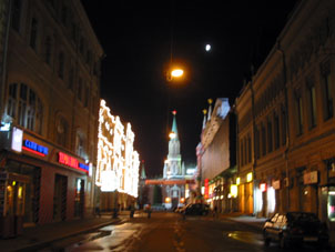 Kremlin por la noche desde la calle Nikólskaya.