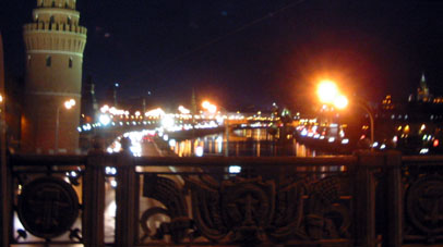Río Moscú cerca del Kremlin por la noche (vista desde furgoneta que iba por el puente Bolshoi Kámenny)