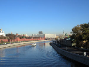 Río Moscú: Kremlin y hotel Rusia (actualmente destruido para construir nuevo, más lujo).