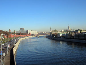 Río Moscú: Kremlin y hotel Rusia (actualmente destruido para construir nuevo, más lujo).