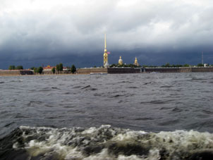 Vista a la fortaleza Petropávlovaskaya (de San Pedro y San Pablo) desde el río Neva (desde un barco).