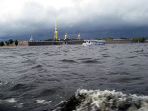 Vista a la fortaleza Petropávlovaskaya (de San Pedro y San Pablo) desde el río Neva (desde un barco).