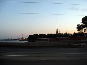 Vista a la fortaleza Petropávlovaskaya (de San Pedro y San Pablo) desde el puente Tróitski (de Trinidad).
