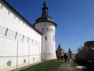La primera muralla (blanca) es de parte central, la segunda (de ladrillo rojo) es de parte sureña del kremlin (alcázar) de Rostov el Grande.